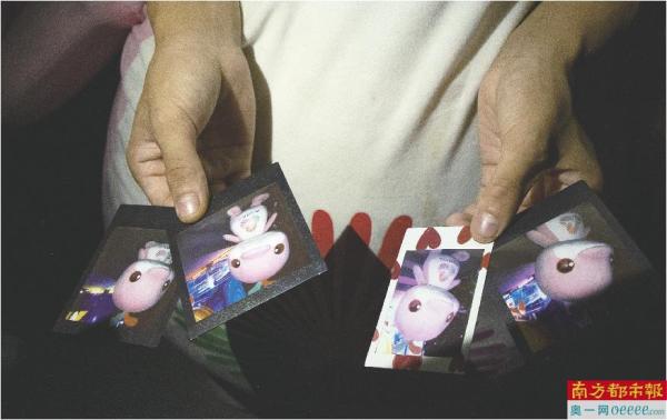 “乐融融”扮演者郭志忠拿着拍立得照片爱不释手。