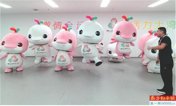 吉祥物的训练动作包括劈叉、转圈、扭腰、蹦跳等。