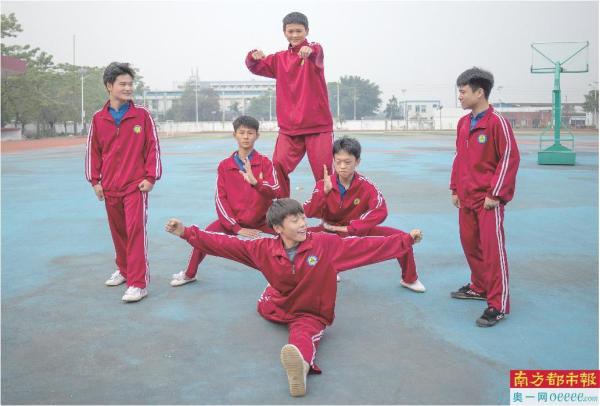 12月2日，广州禾正艺术园，几名吉祥物扮演者在训练。