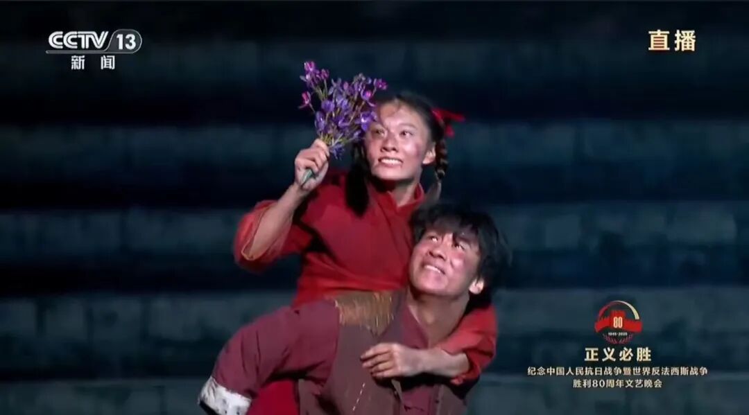 九三文艺晚会《正义必胜》截图，常宏基在舞蹈节目《殇》中饰演“哥哥”