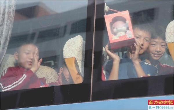 12月7日，鹅坡少年登上了回登封的大巴。