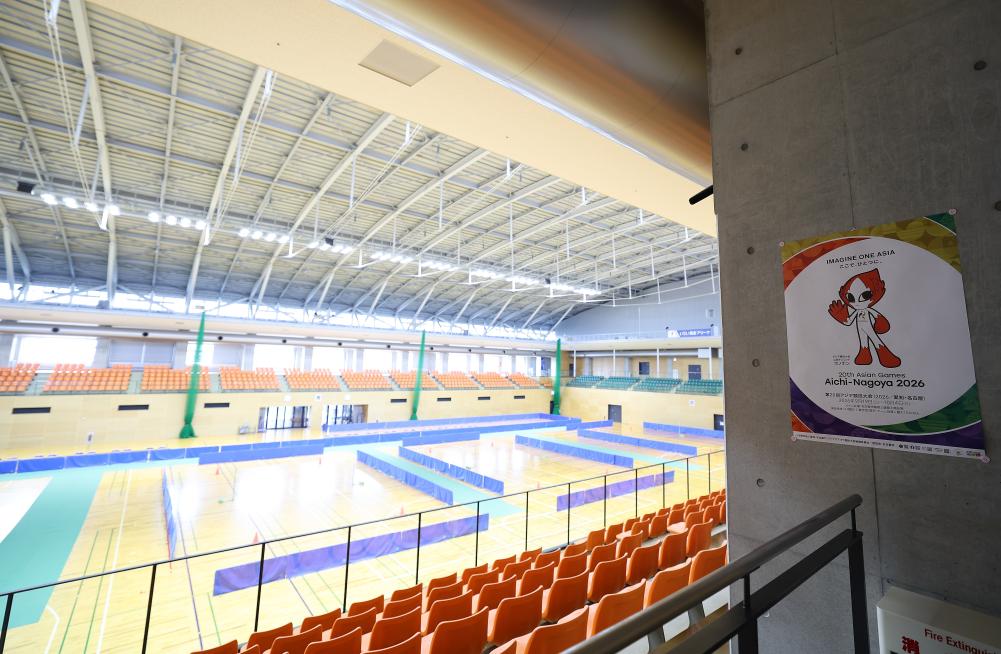 这是10月10日拍摄的一宫市综合体育馆内景，这里将承办2026年日本爱知·名古屋亚运会羽毛球项目比赛。新华社记者 曹灿 摄
