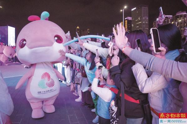 11月20日，广州国际灯光节，吉祥物与观众热情互动。