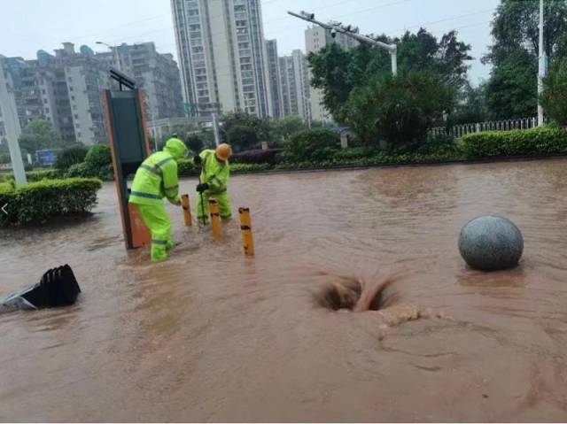韶关武江市政人员打开下水道，多地快速排水。暴雨
