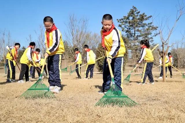 　　2024年3月12日，北京城市绿心森林公园，参加植树节主题活动的学生们学习义务植树知识，并进行现场抚育管护。