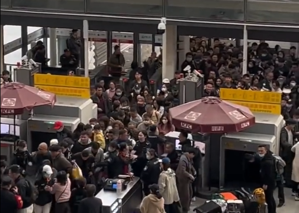 上海火车站安检口没全开，旅客起哄冲卡？官方回应