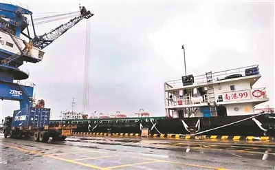 广州港南沙港区采取措施提高香港驳船装卸效率。（来源：广州日报）