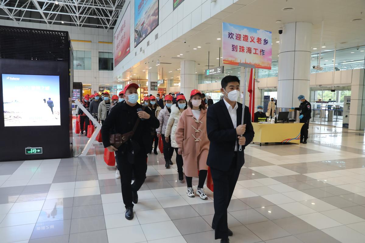 遵义务工人员乘坐专机抵珠返岗。（摄影：吴长赋）