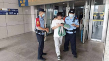 途经韶关的列车上两名在逃嫌疑人落网!涉嫌危险驾驶入户盗窃 途经韶关的列车上两名在逃嫌疑人落网!涉嫌危险驾驶入户盗窃
