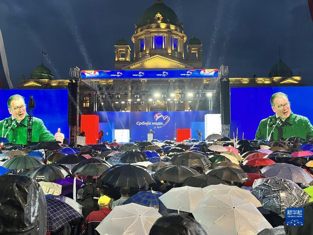 5月26日，塞尔维亚总统武契奇在首都贝尔格莱德的一场集会上发表讲话。