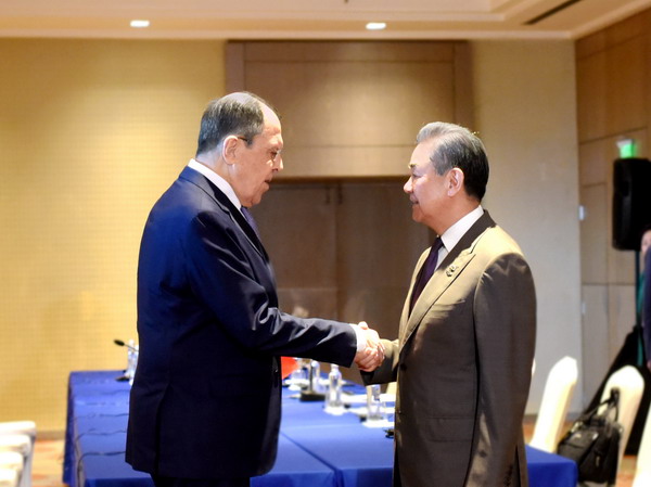 王伊会见俄罗斯外交部长拉夫罗夫