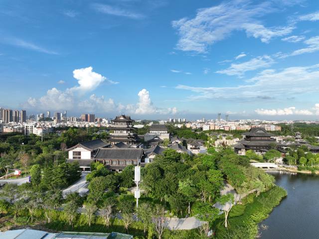 5月26日，蓝天白云下的广州文化馆。谷小红 摄