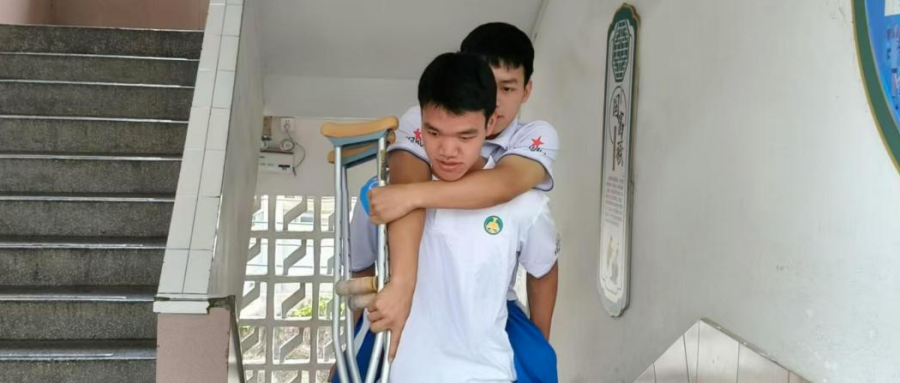 泪目！他把哥哥一路背进大学校园