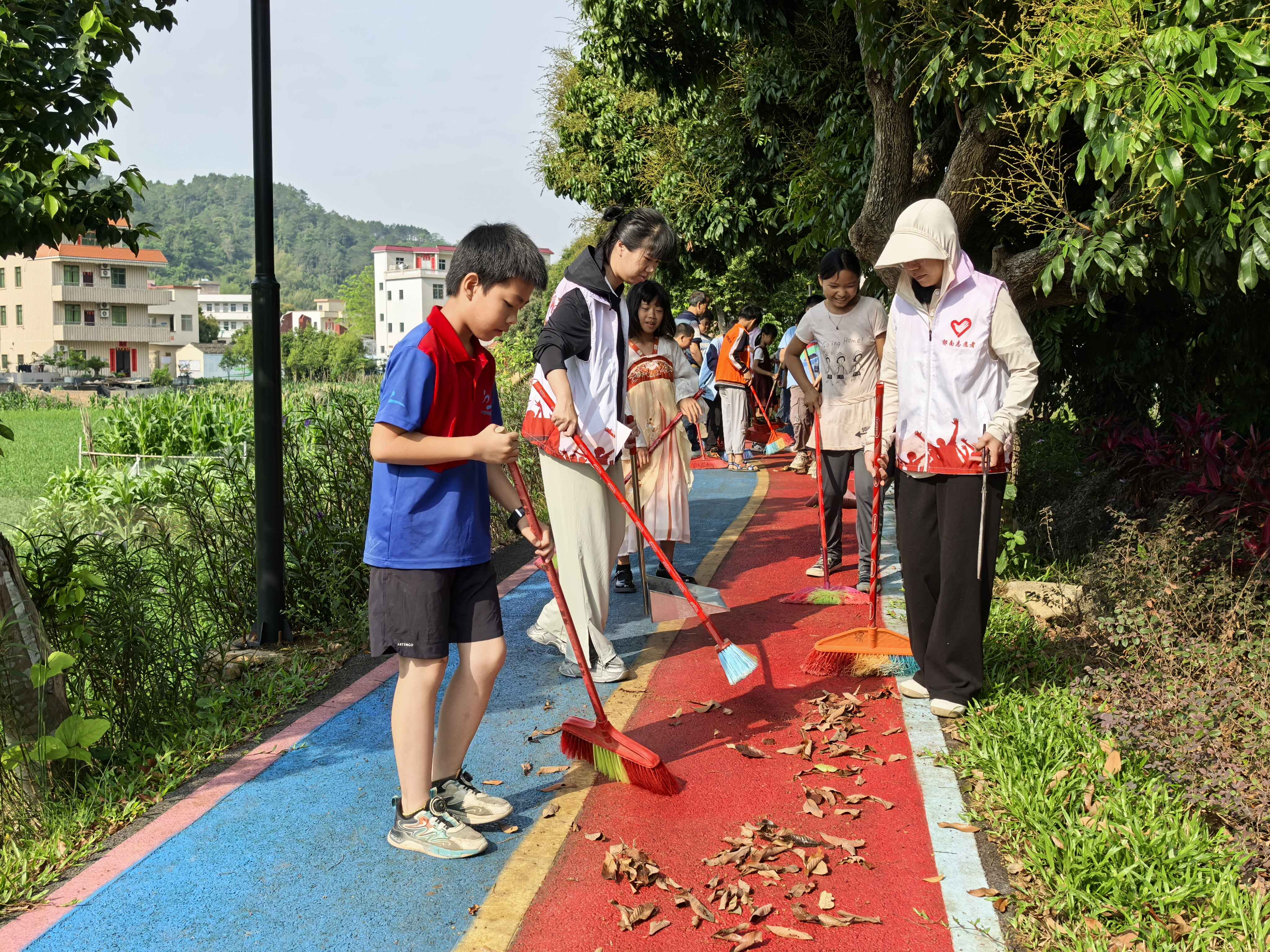 郁南县宋桂镇：“河小青”在行动，志愿绘就清水梦