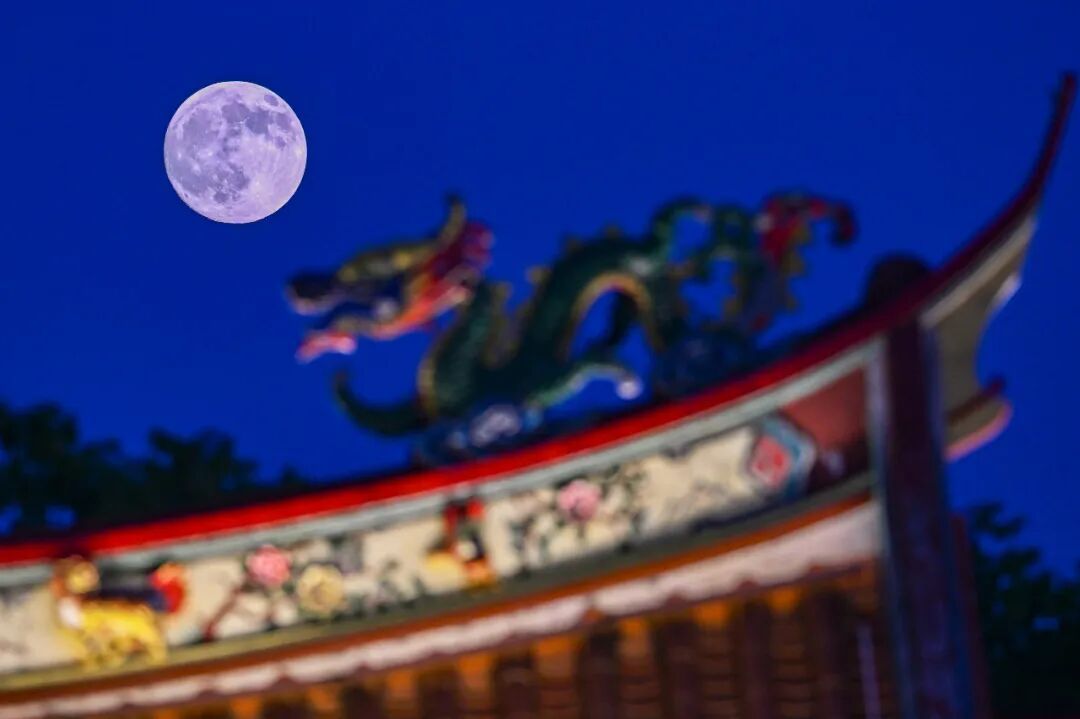 10月6日在江苏省昆山市拍摄的月亮。新华社发（王须中摄）