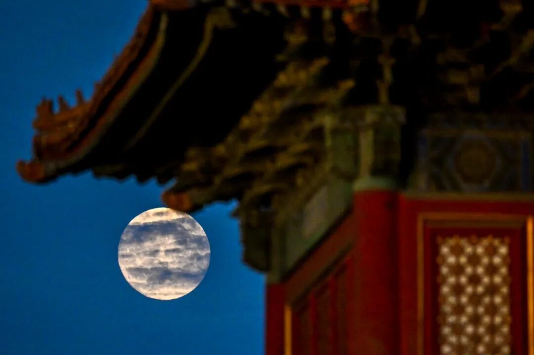 这是10月6日在北京故宫角楼附近拍摄的月亮。新华社记者 刘金海 摄