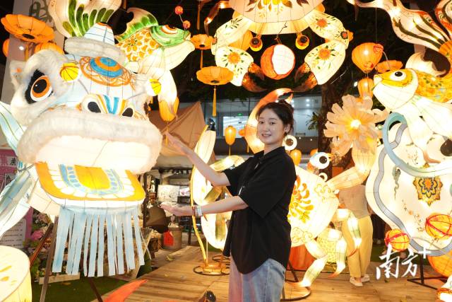 佛山彩燈織就中秋之夜光影流轉的畫卷。 佛山彩燈織就中秋之夜光影流轉的畫卷。