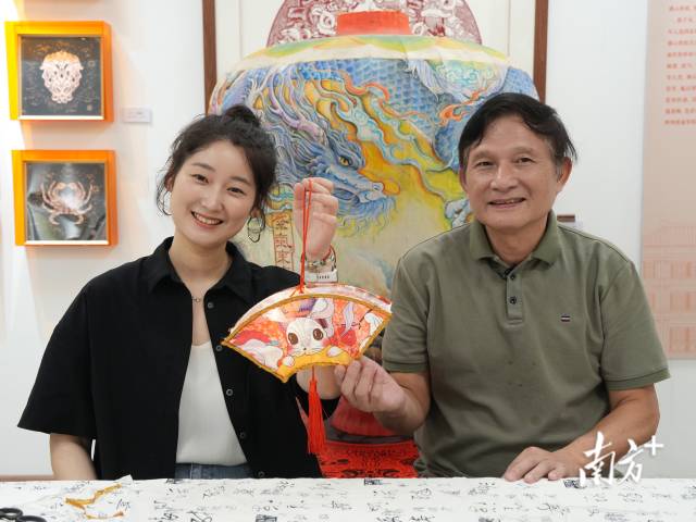 DIY自制彩燈是佛山人的傳統技能。 DIY自制彩燈是佛山人的傳統技能。