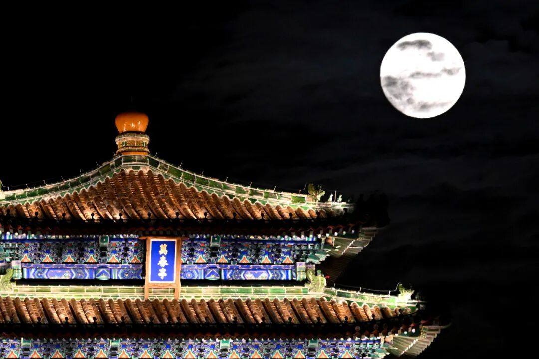 这是10月6日在北京景山附近拍摄的月亮。新华社记者 刘金海 摄