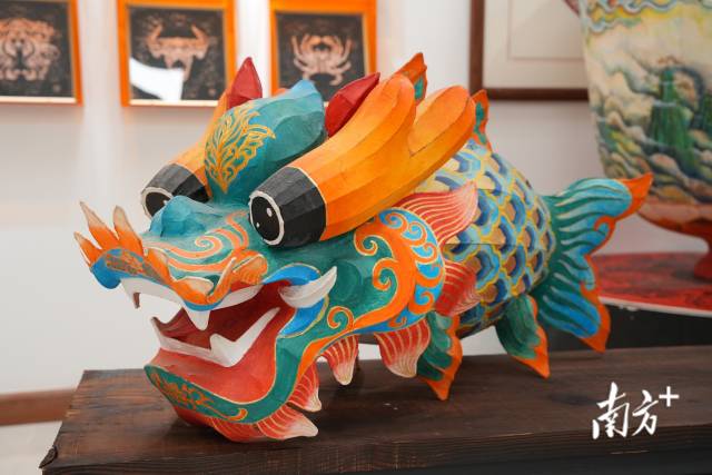 色彩鮮明的傳統鰲魚燈。 色彩鮮明的傳統鰲魚燈。