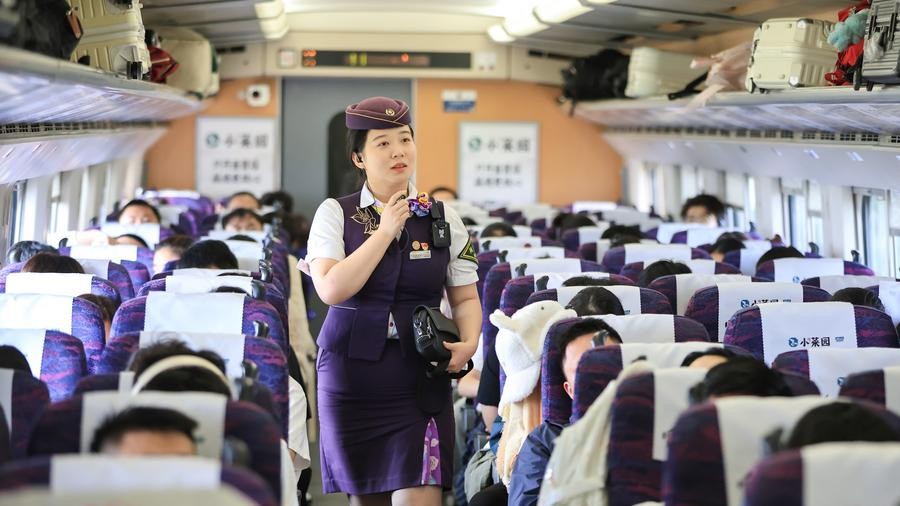China sees record-breaking passenger traffic in first half of National Day holiday