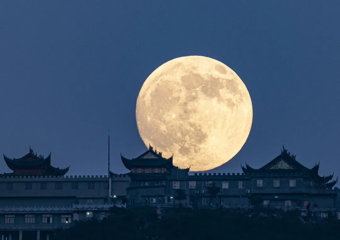 10月6日在浙江省温州市苍南县炎亭镇拍摄的中秋圆月。 新华社发（苏巧将摄）