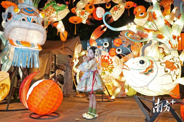 中秋將至,孩子們走街串巷賞花燈。 中秋將至,孩子們走街串巷賞花燈。
