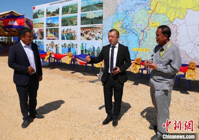 图为中国路桥总经理助理兼柬埔寨办事处总经理周勇(中)向柬方代表介绍项目情况。　欧阳开宇 摄