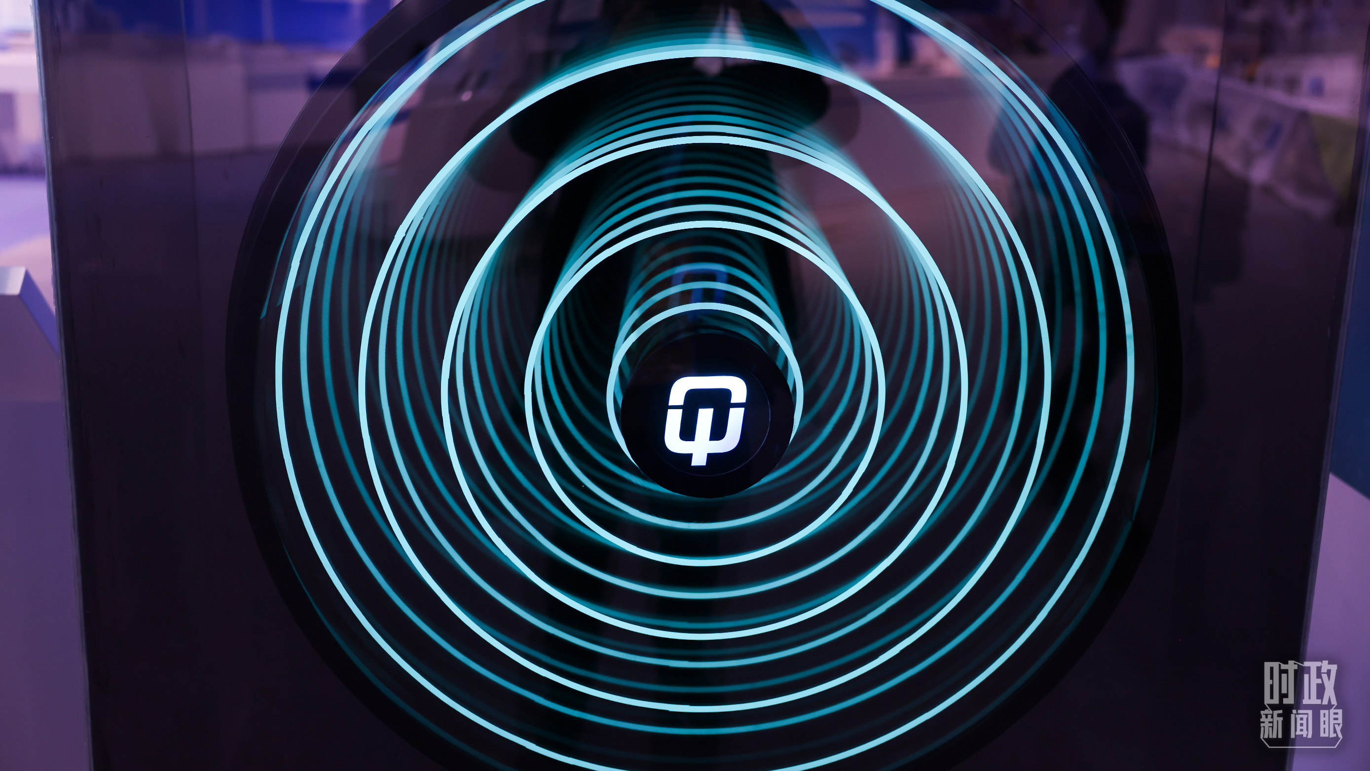 △2025年3月26日,北京中关村国家自主创新示范区展示中心展示的国内首个突破千比特规模的光量子计算机。(图/视觉中国)