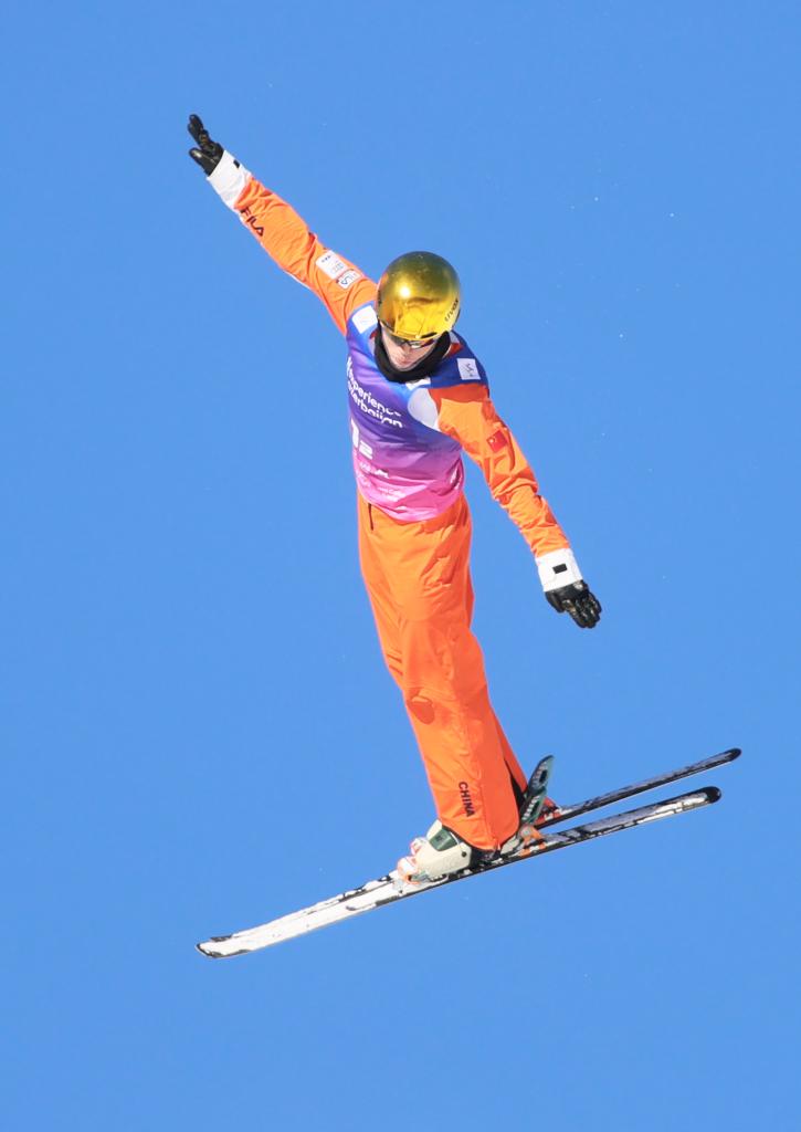 　　2025年12月21日，中国一队选手李天马在决赛中。最终，由徐梦桃、李天马、齐广璞组成的中国一队获得冠军。当日，国际雪联自由式滑雪空中技巧世界杯（云顶站）混合团体项目比赛在河北省张家口市崇礼区云顶滑雪场进行。新华社发（武殿森摄）