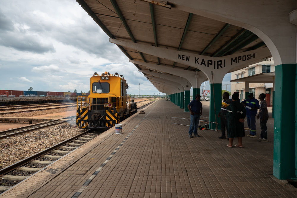 这是2025年11月14日拍摄的坦赞铁路赞比亚新卡皮里姆波希车站站台。新华社记者 彭立军 摄