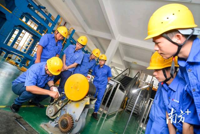 技能人才是推动高质量发展的重要基石，是实现产业振兴的中坚力量。 曾亮超 摄