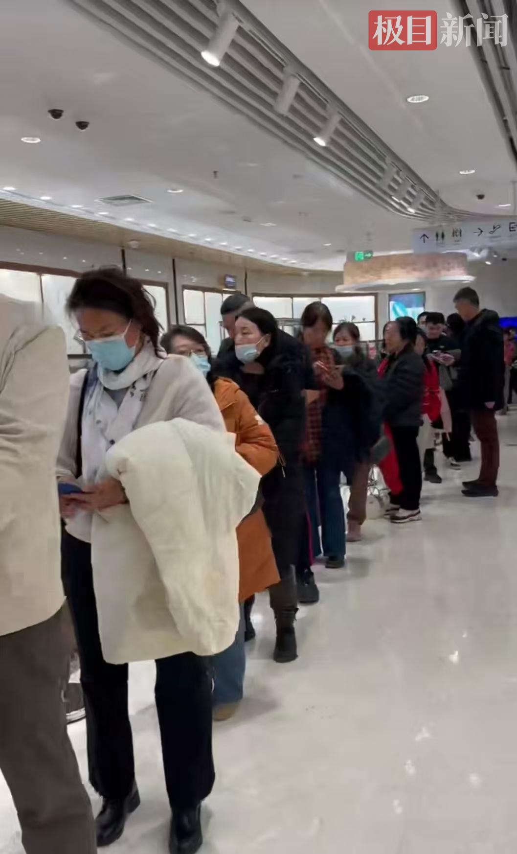 顾客排长队出售手中的黄金（极目新闻记者摄）