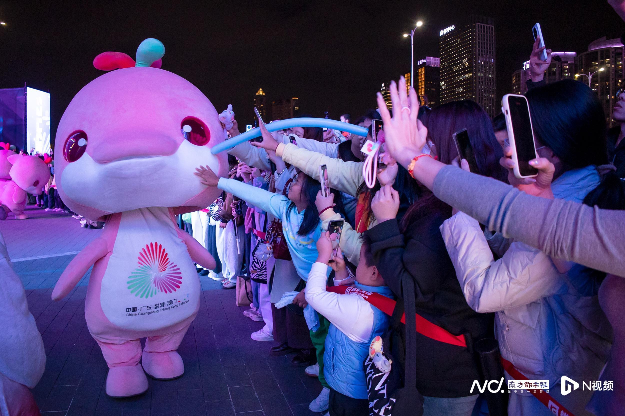 11月20日，广州国际灯光节，“大湾鸡”与观众热情互动。