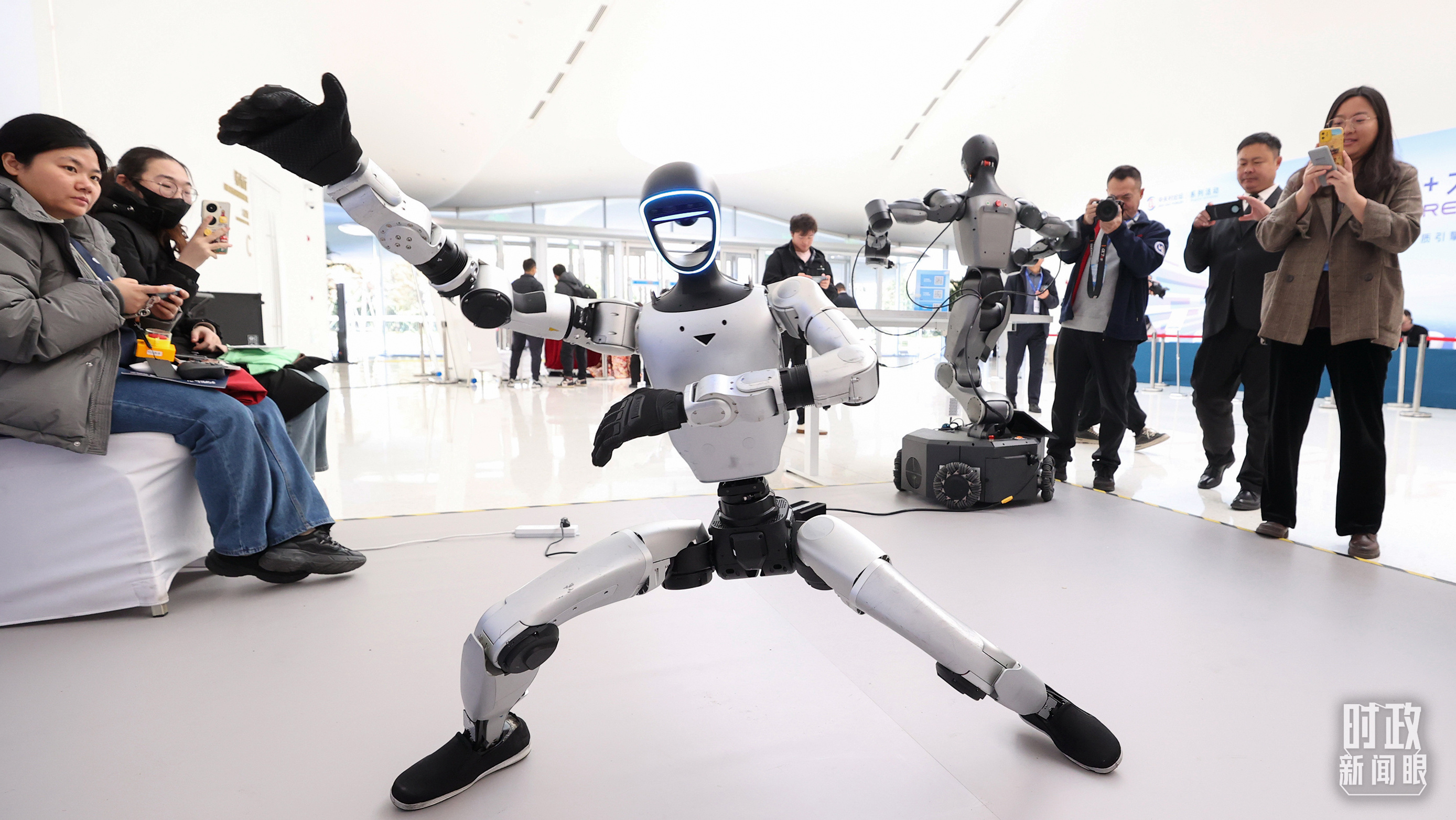 △2025年11月16日,机器人在北京2025人工智能+大会上表演功夫。(图/视觉中国)