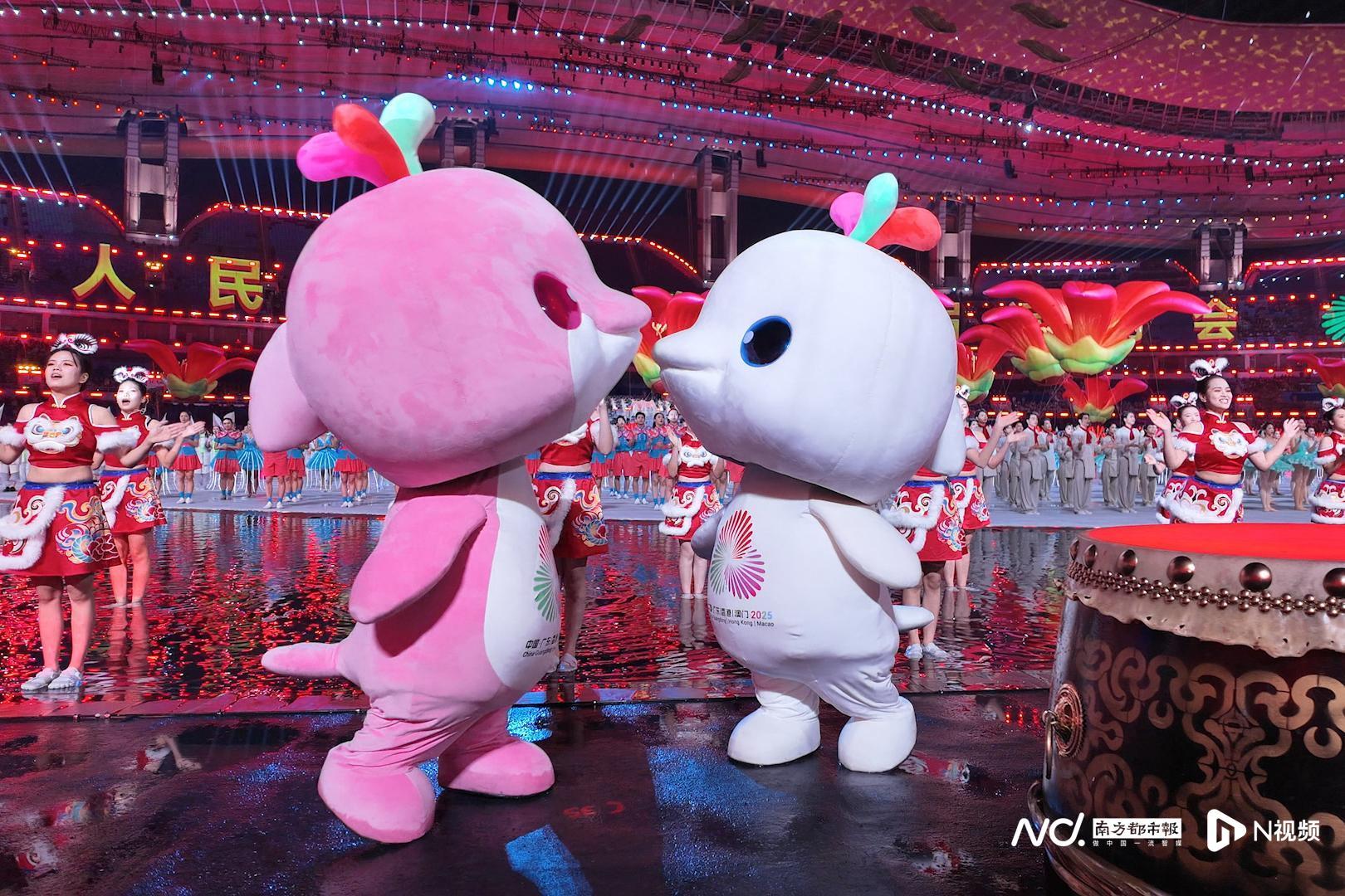11月4日，十五运开幕式彩排，“乐融融”和“喜洋洋”在水舞台表演。