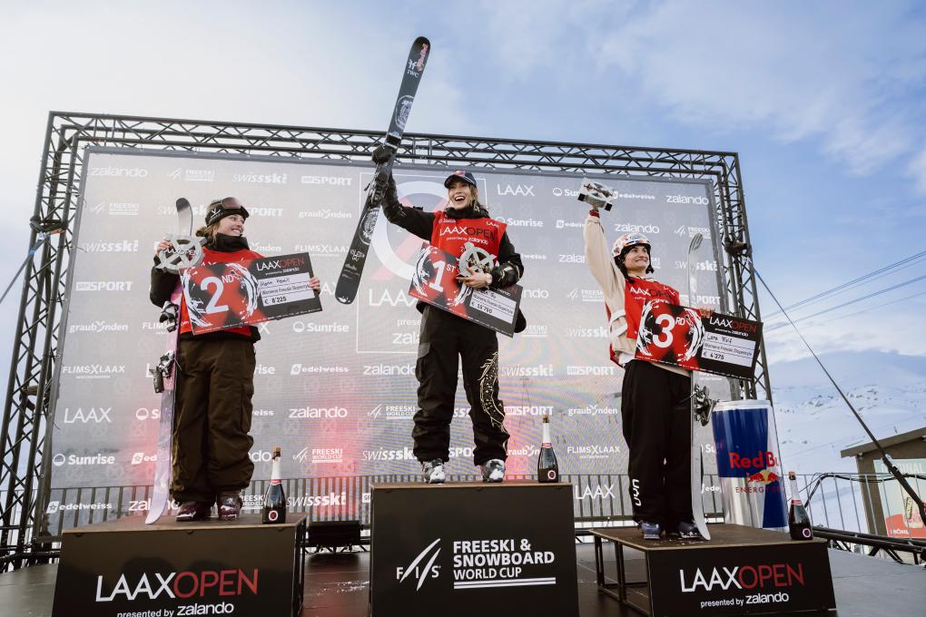 　　1月17日，获得女子自由式滑雪坡面障碍技巧冠军的谷爱凌（中）在领奖台上。当地时间1月14日至18日，国际雪联世界杯系列赛在瑞士莱克斯举行。新华社发（马塞尔·莱默希特摄）