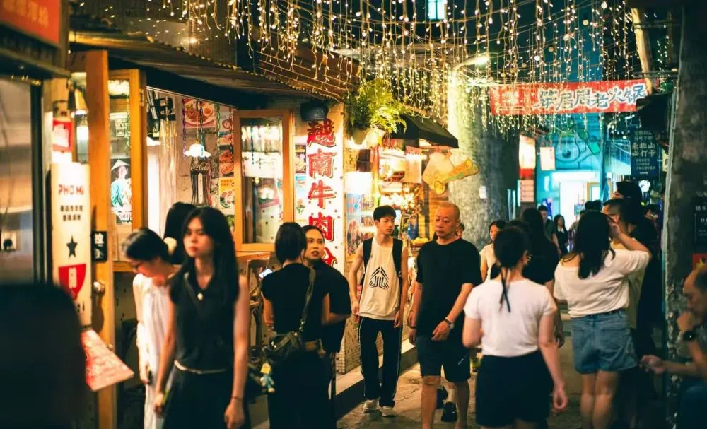 游客穿梭在北山村。（受访单位供图）