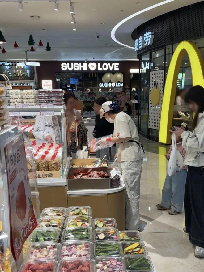 消费者排队选购薛记炒货