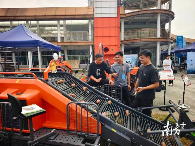 自走式甘薯联合收获机展位前,不少种植大户与农机合作社前来咨询和洽谈。 自走式甘薯联合收获机展位前,不少种植大户与农机合作社前来咨询和洽谈。