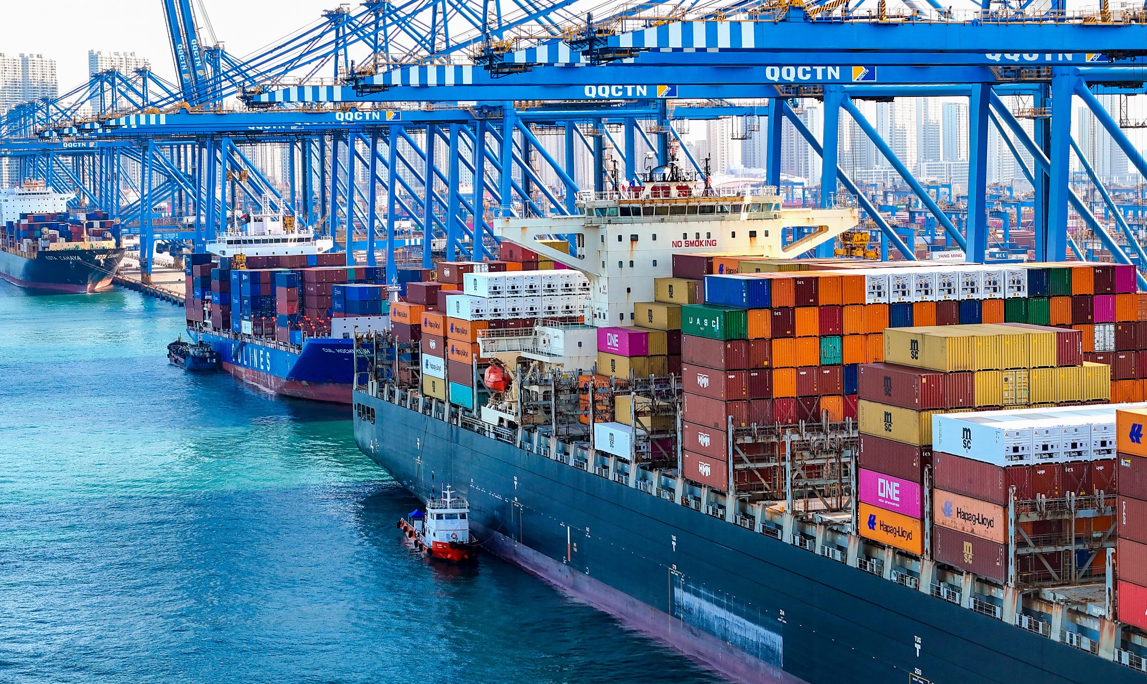 △货轮在山东港口青岛港全自动化码头装卸货物。