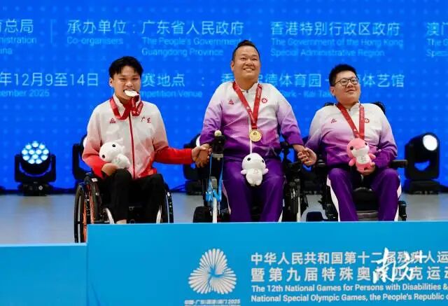 广越想与获奖选手开心合影留念。