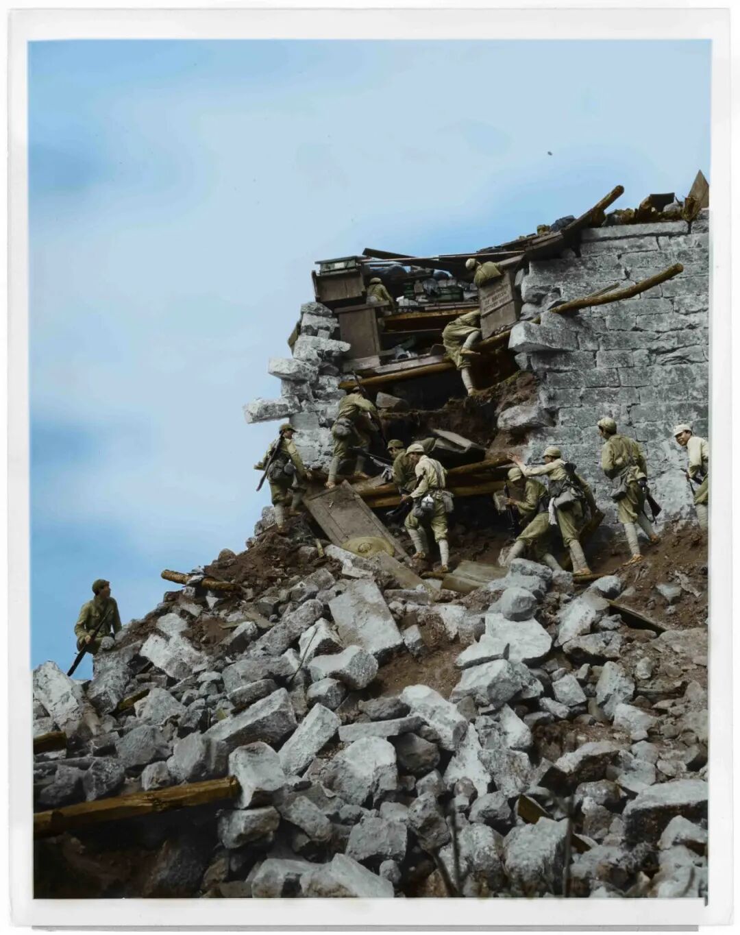 1944年10月4日攻占腾冲日本军事堡垒的国军大幅新闻老照片。(邹德怀收藏+上色)