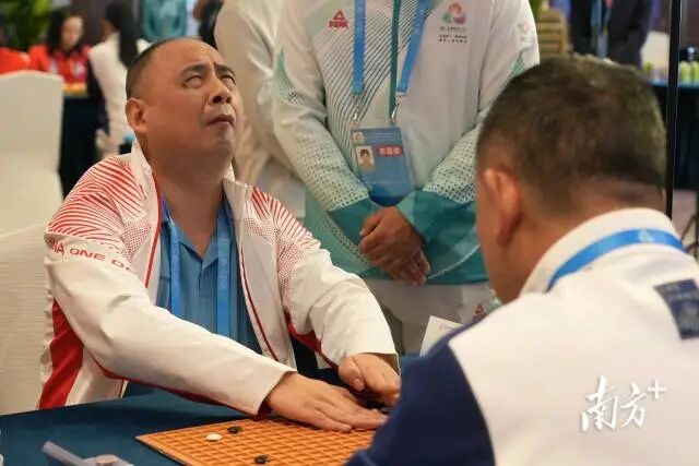 围棋视力残疾男子组冠军获得者湖北队周静在比赛中。&nbsp;
