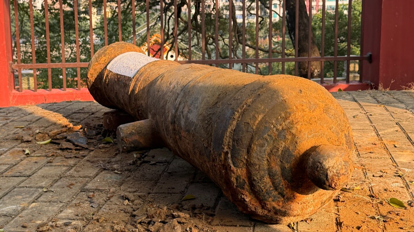 Ancient iron cannon unearthed in Maoming, measuring 2m and weighing over 500kg