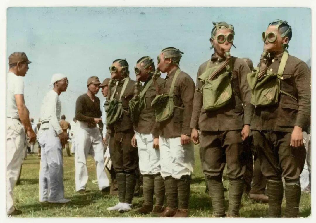 731部队哈尔滨本部第一课成员林芳三的私人相册。(邹德怀收藏+上色)