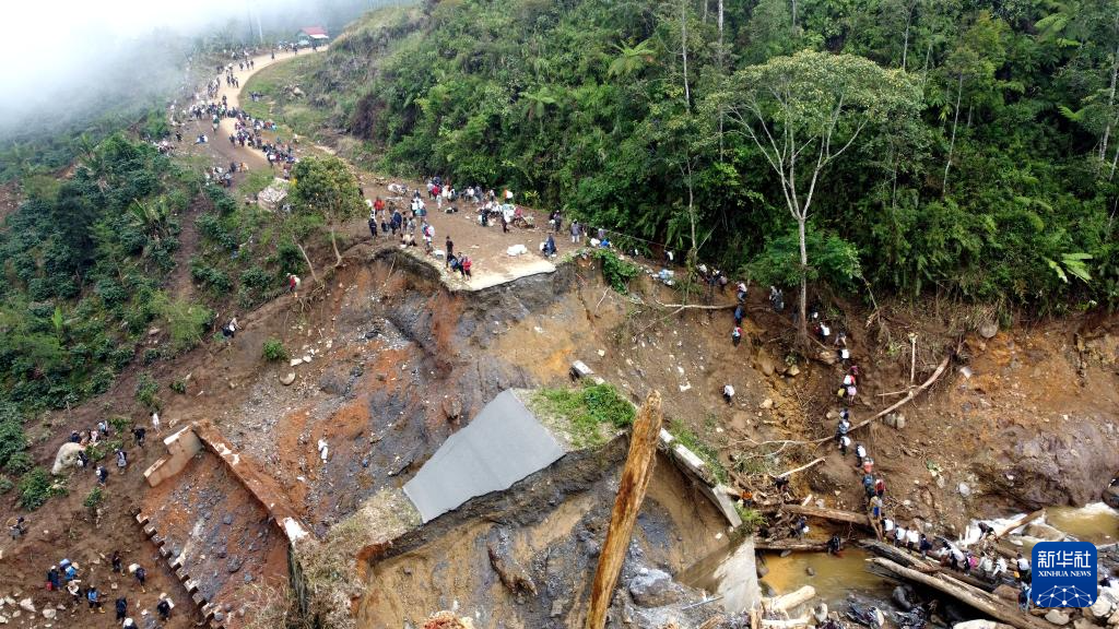 12月9日,在印度尼西亚亚齐省,一座桥因洪灾损毁(无人机照片)。新华社发(尤哈姆摄)