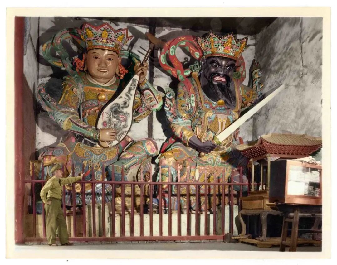 抗战时期驻扎成都的美军陆航第312战斗机联队成员与寺庙两尊金刚像合影。(邹德怀收藏+上色)