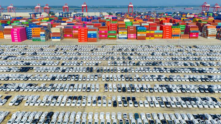 △江苏省港口集团南京港龙潭港区准备装船出口的汽车