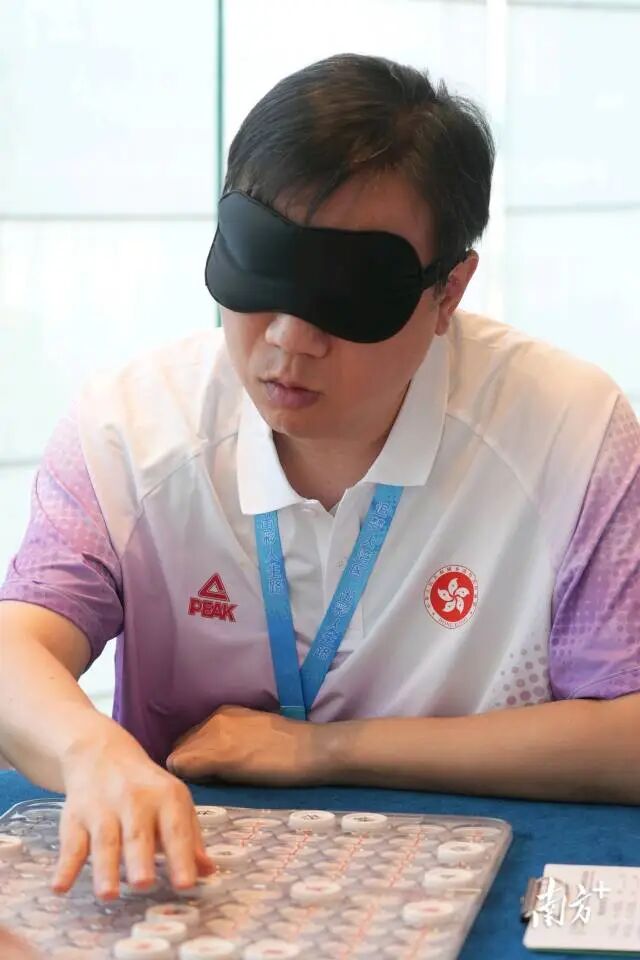 象棋视力残疾男子组香港队队员在比赛中。&nbsp;